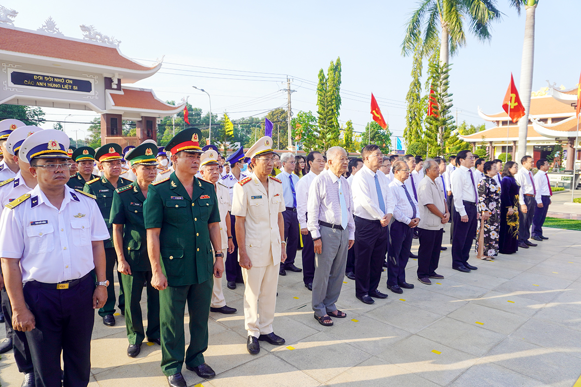 Lãnh đạo, nguyên lãnh đạo tỉnh tham dự lễ viếng.