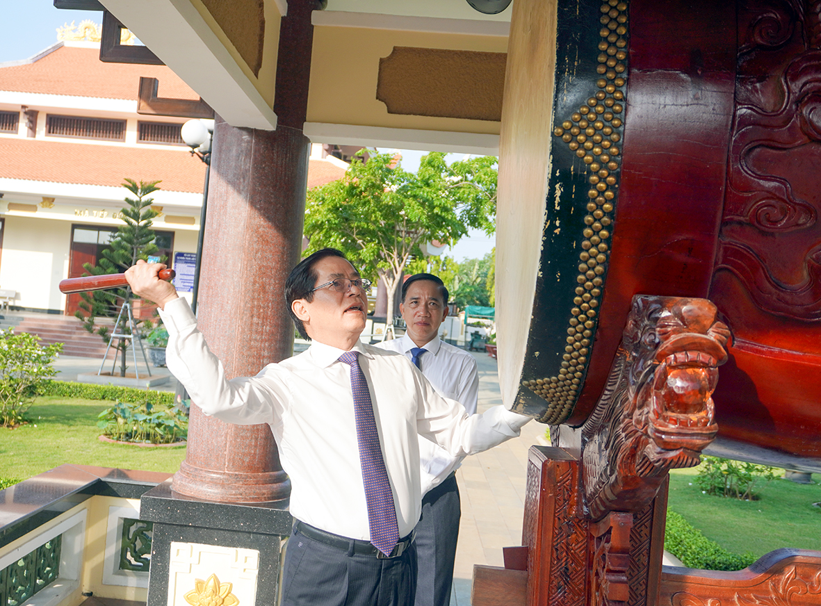 Ông Phạm Viết Thanh, Ủy viên Trung ương Đảng, Bí thư Tỉnh ủy, Chủ tịch HĐND tỉnh thực hiện nghi thức khai trống tại lễ viếng.