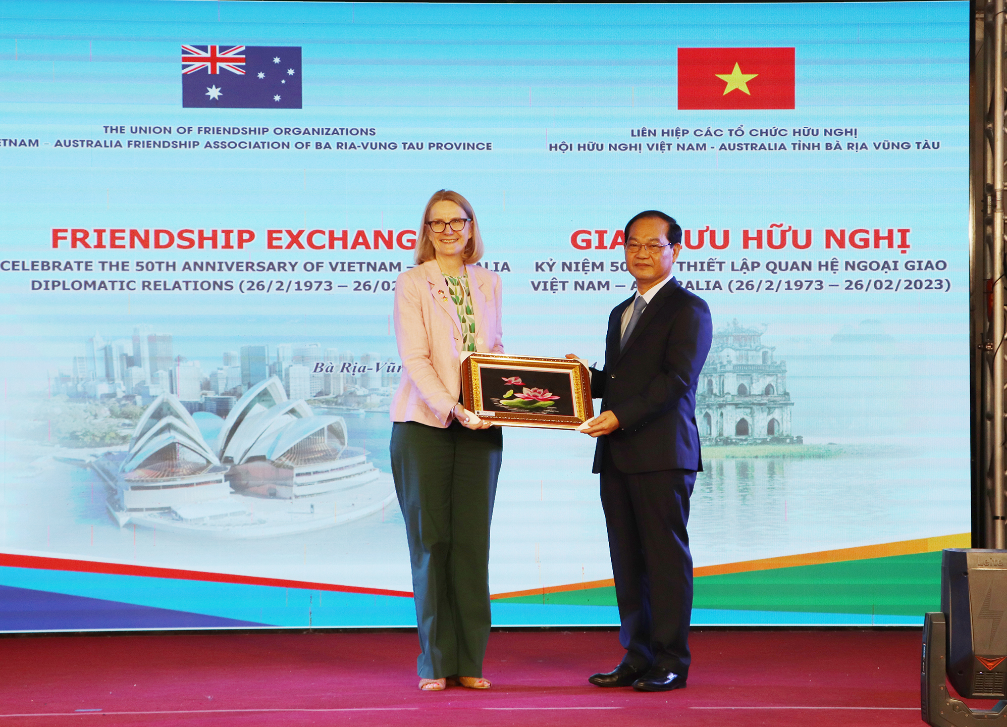 Ông Mai Ngọc Thuận tặng quà lưu niệm với Tổng lãnh sự Australia tại TP.Hồ Chí Minh.
