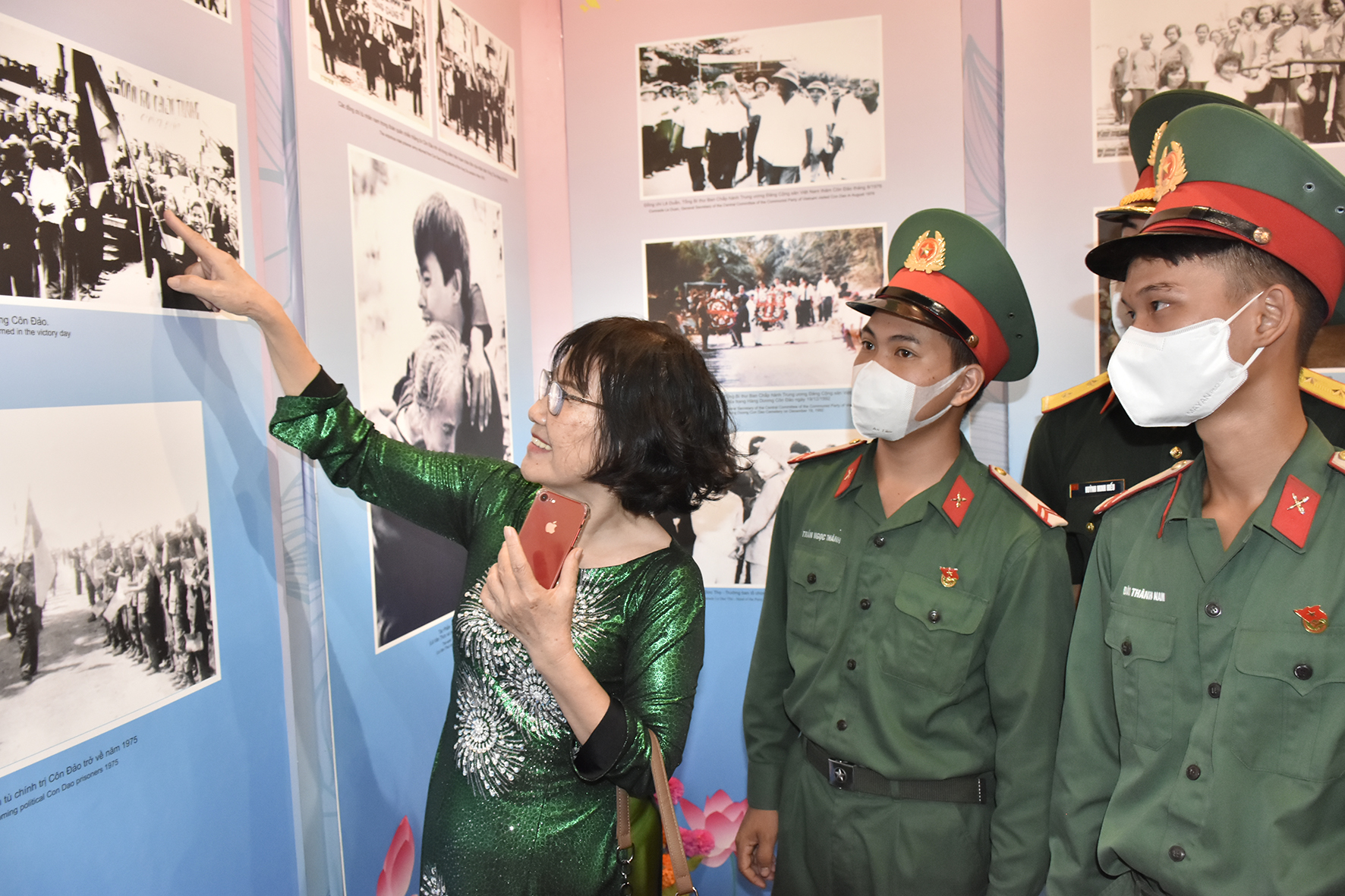 Cựu tù chính trị Huỳnh Thị Bền (bị đày ra Côn Đảo từ năm 1974 đến 1975) chia sẻ bức ảnh bà và các nữ tù chính trị vui mừng trong ngày Côn Đảo giải phóng  