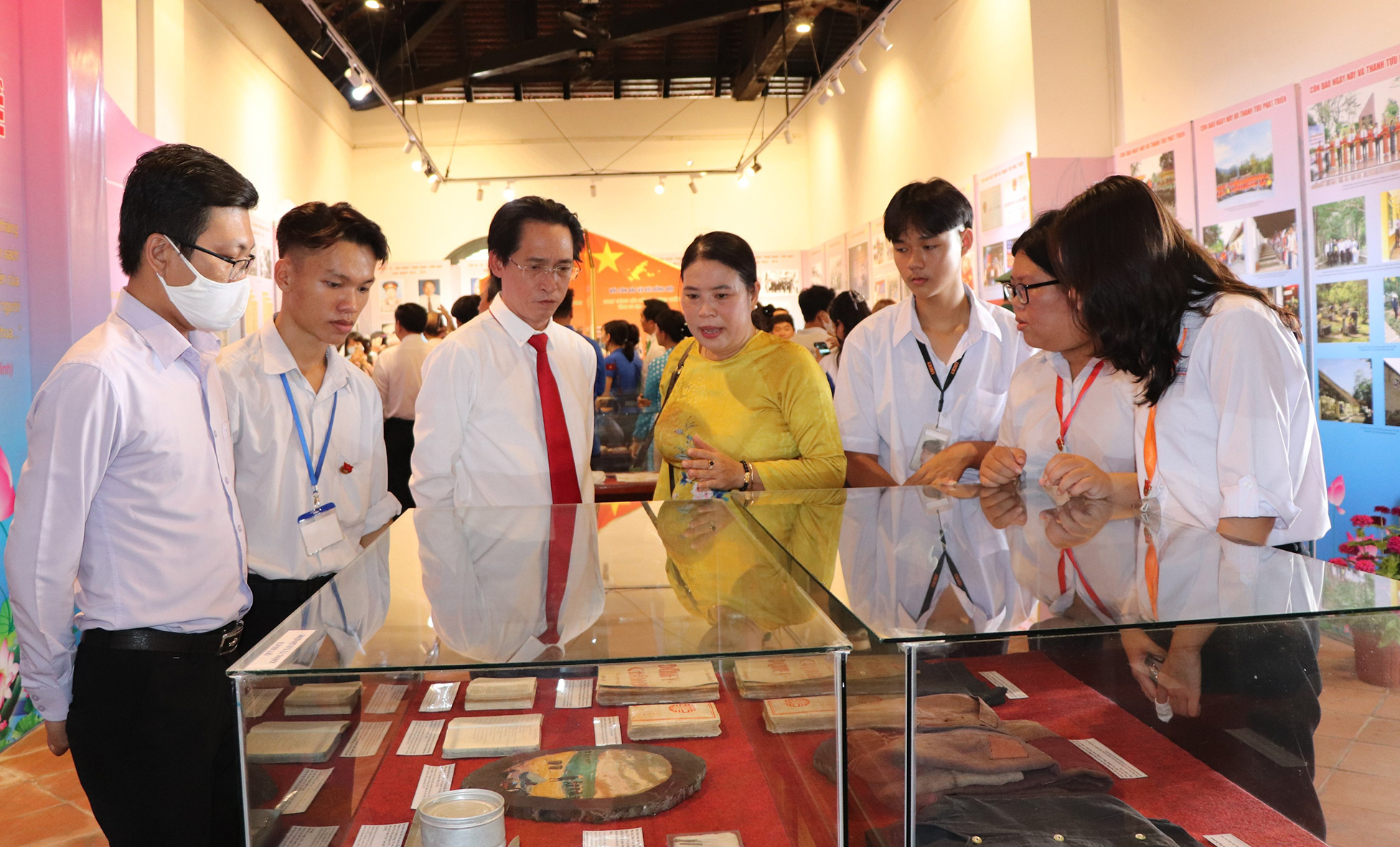 Bà Phạm Thị Tám, Giám đốc  Trung tâm Bảo tồn Di tích Quốc gia Côn Đảo (thứ 4, từ trái qua) giới thiệu bộ sưu tầm hiện vật của cựu tù chính trị cho khách tham quan