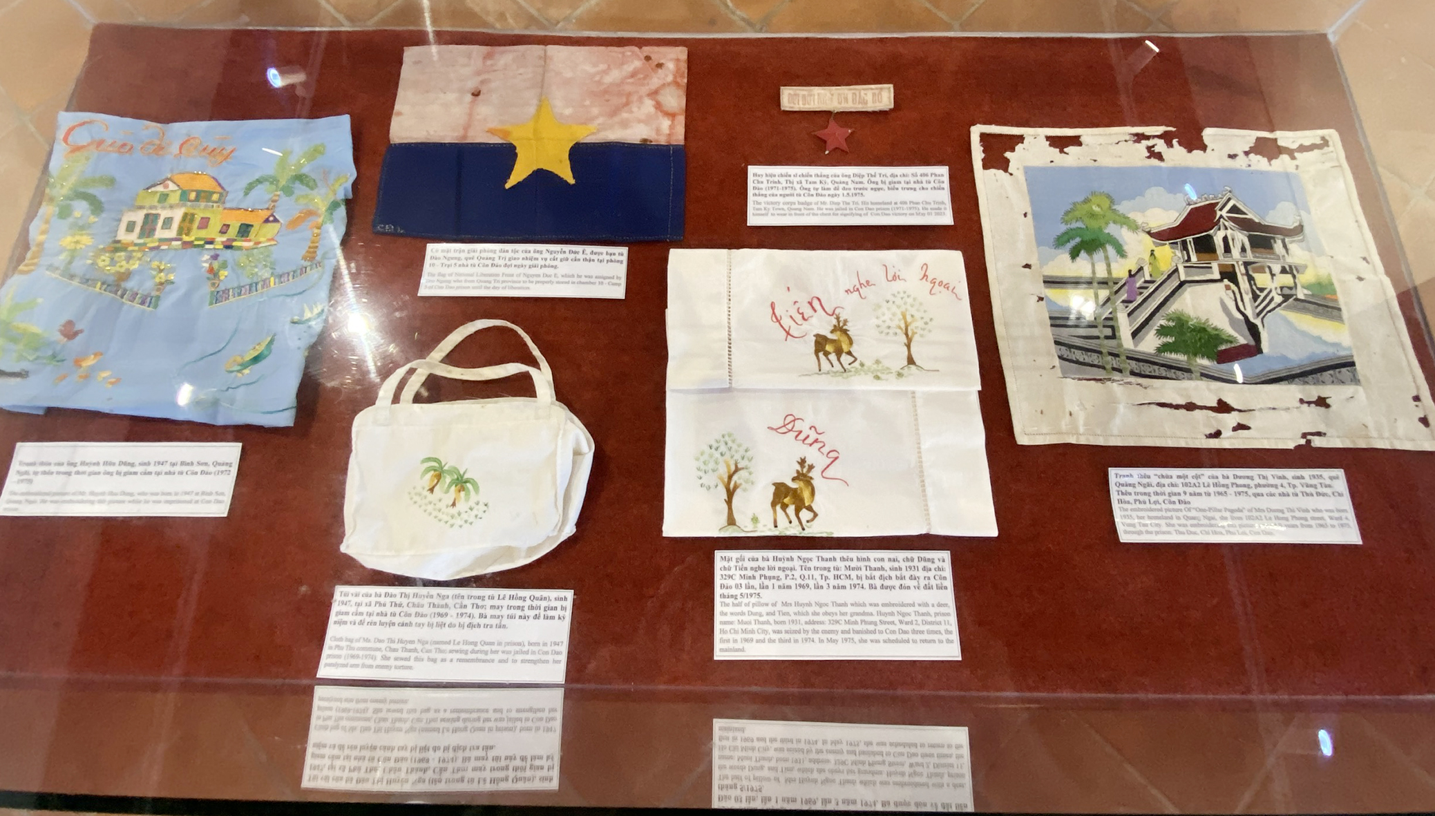 Nhiều hiện vật do các cựu tù chính trị tặng cũng được trưng bày tại triển lãm 