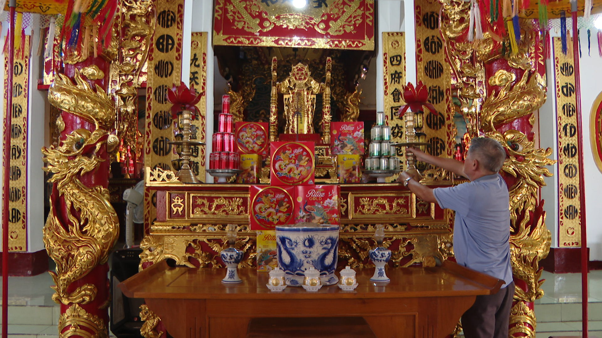 Đại diện Ban Quản lý đền thờ Hùng Vương - Mẫu Cửu Thiên (12, Bạch Đằng, phường 5) sửa soạn, trang trí đền thờ chuẩn bị cho lễ Giỗ Tổ.