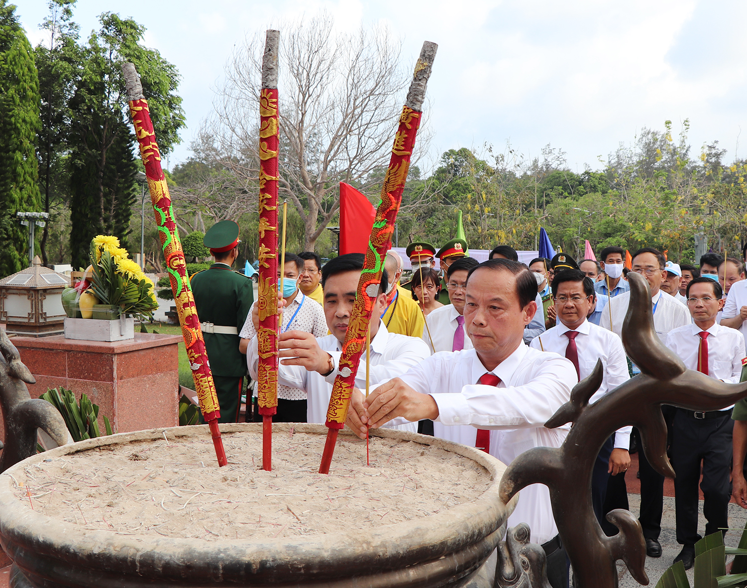 Ông Nguyễn Văn Thọ, Chủ tịch UBND tỉnh dâng hương tưởng nhớ các anh hùng liệt sĩ và đồng bào yêu nước đã hy sinh vì sự nghiệp đấu tranh giải phóng dân tộc, thống nhất đất nước, tại Đài tưởng niệm các anh hùng liệt sĩ nghĩa trang Hàng Dương