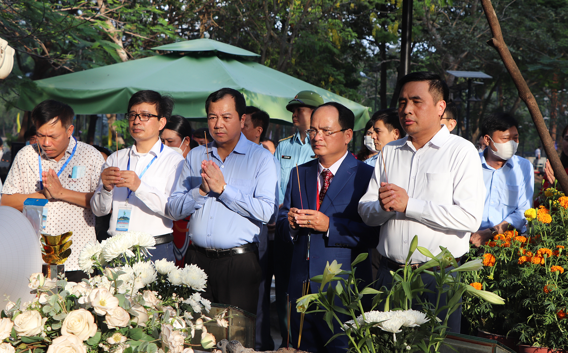 Các đại biểu dâng hương tại mộ phần Anh hùng Lực lượng vũ trang nhân dân - liệt sĩ Võ Thị Sáu