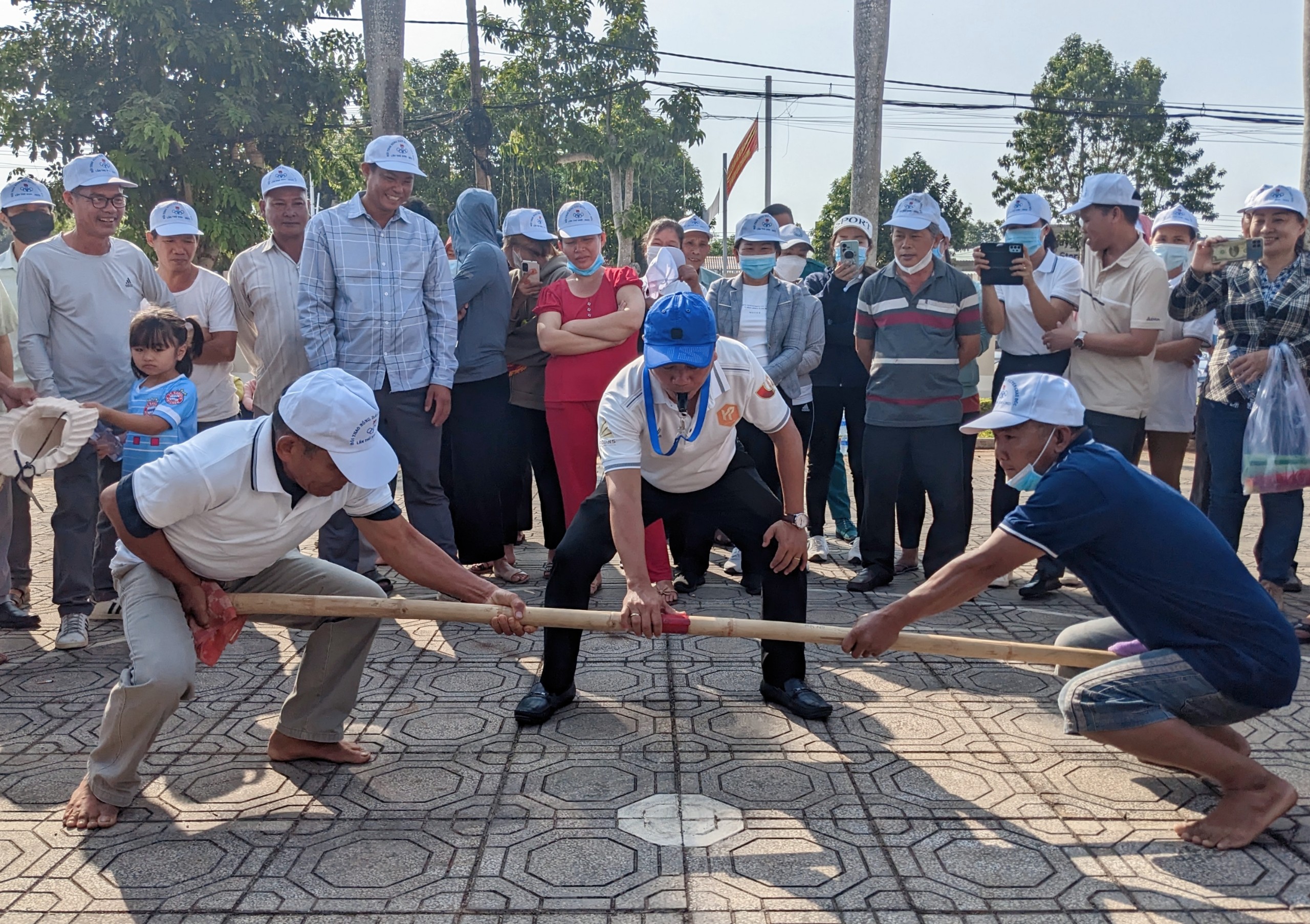 VĐV thi đấu nội dung đẩy cây nam.