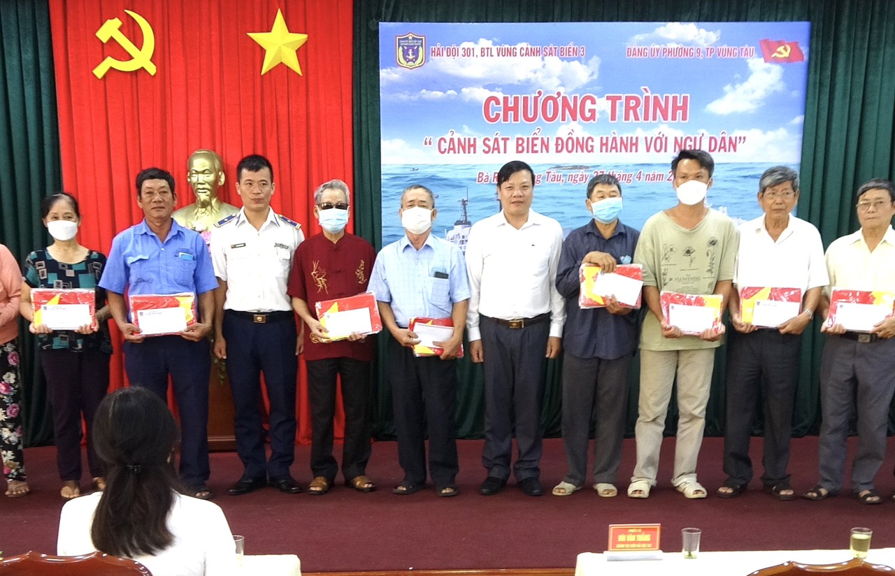 Hải đội 301 – Vùng CSB 3 tặng quà cho gia đình chính sách trên địa bàn phường 9, TP. Vũng Tàu.