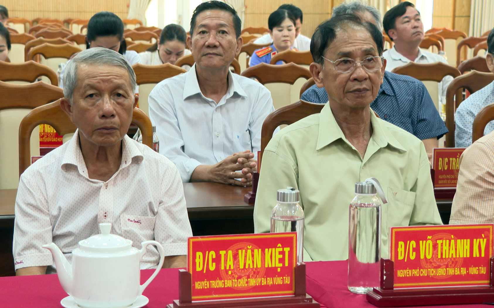 Các đại biểu dự họp mặt.