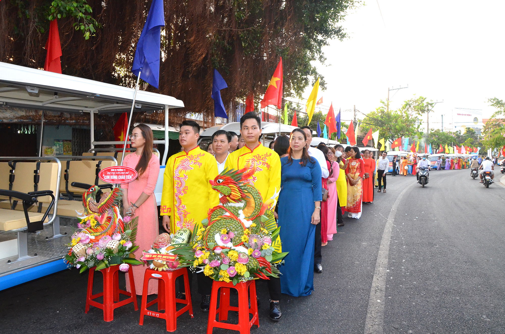 Dòng người nối hàng dài từ tuyến đường Trần Phú đến đường Bạch Đằng về dự lễ Giỗ Tổ Hùng Vương 