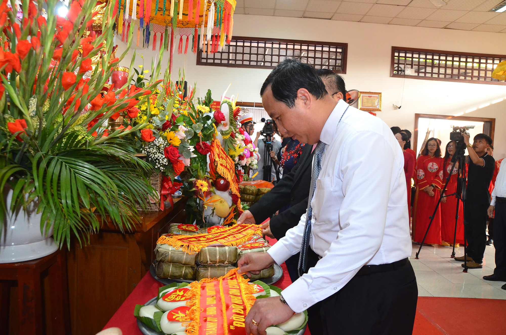 Ông Lê Hoàng Hải, Phó Chủ tịch HĐND tỉnh thực hiện nghi thức dâng lễ vật lên các Vua Hùng.