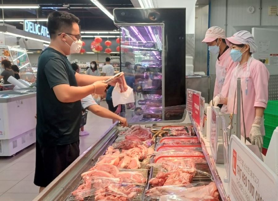 Người dân cần thực hiện đeo khẩu trang ở nơi đông người, nơi công cộng. Ảnh: VÂN ANH