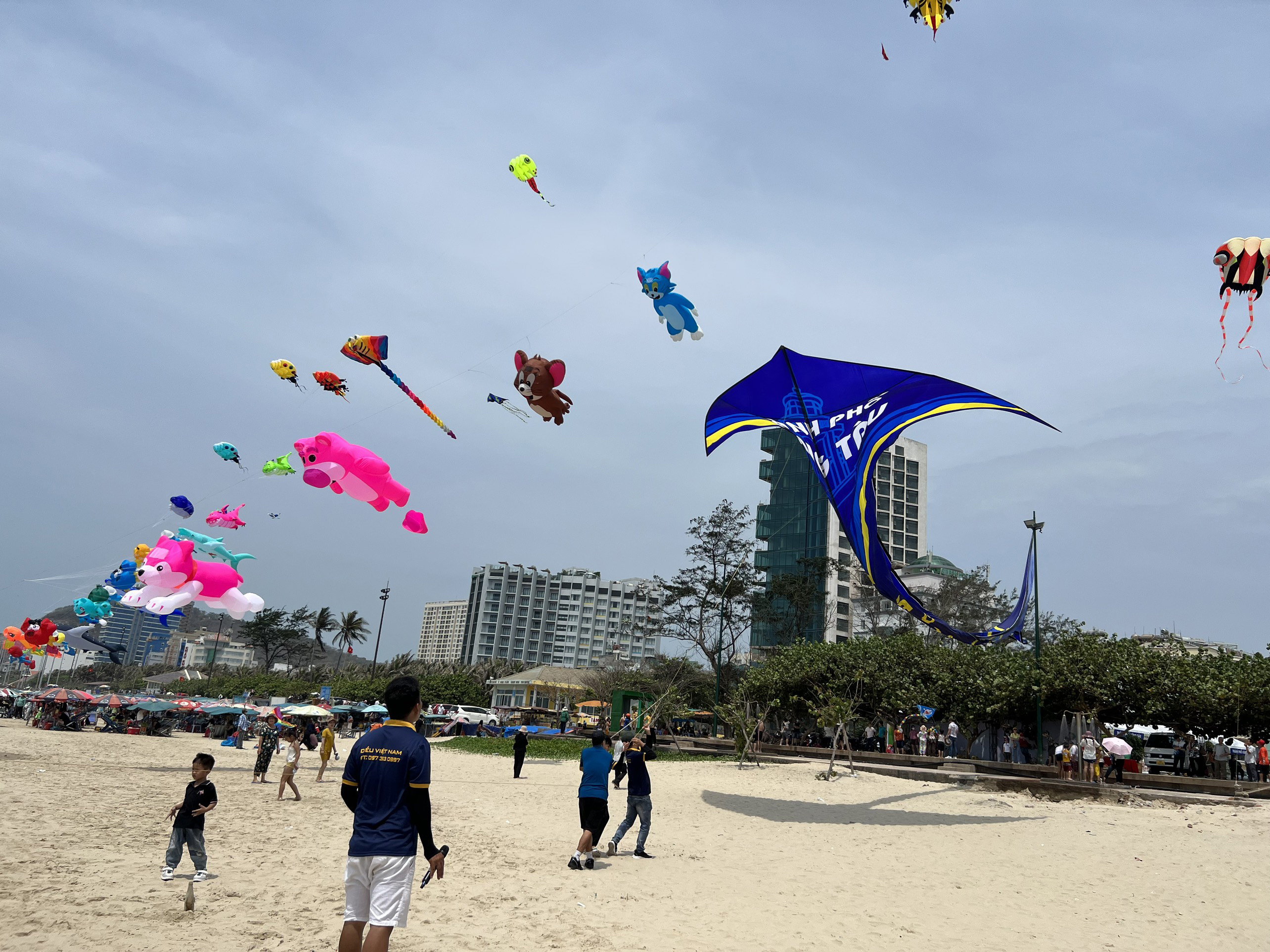 Các nghệ nhân thả con diều khổng lồ cao 14m, ngang 9m mang dòng chữ “Thành phố Vũng Tàu - Khát vọng bay cao” tại Ngày hội.