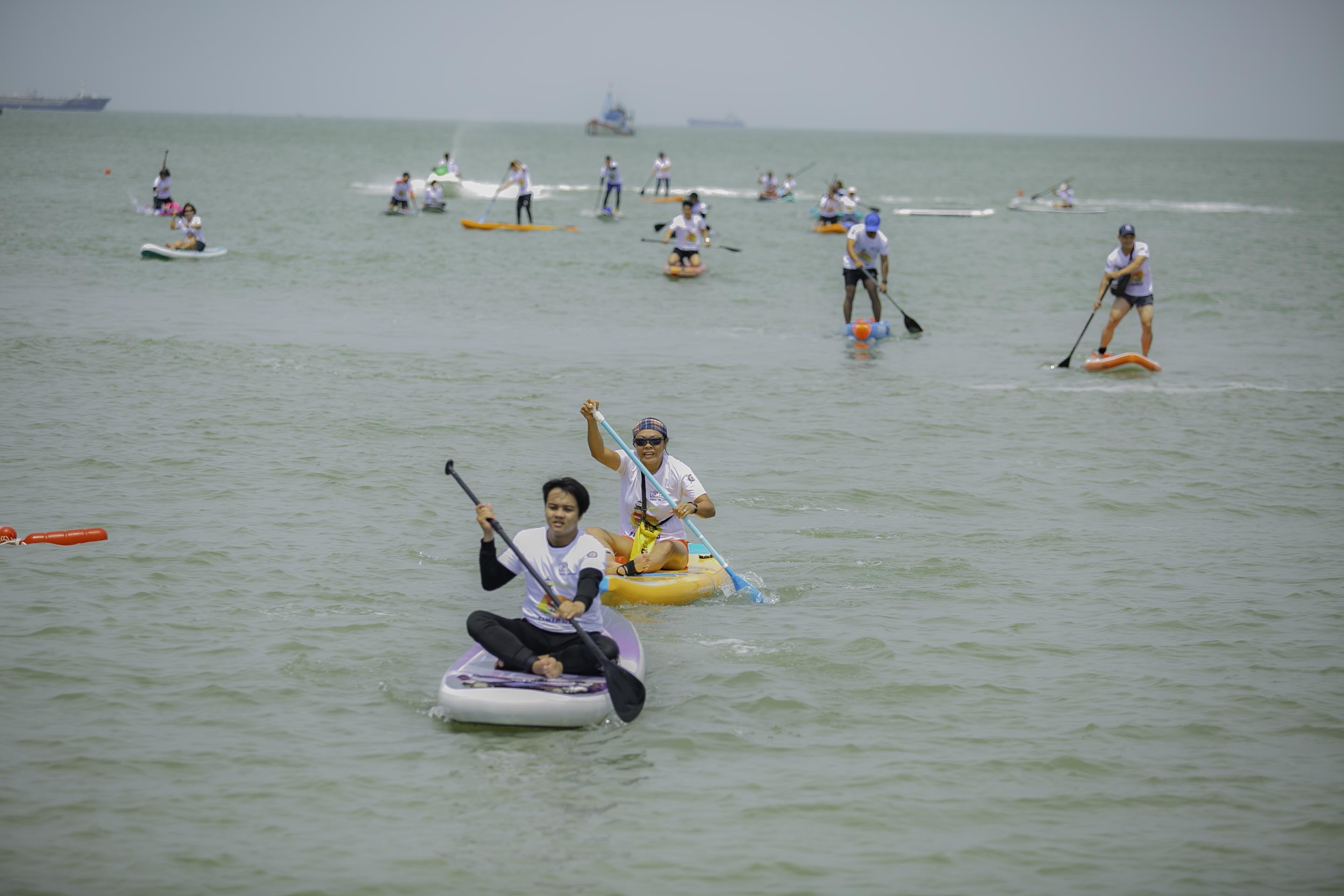 VĐV chèo Sup tại Bãi Trước. Ảnh: QUANG THÀNH