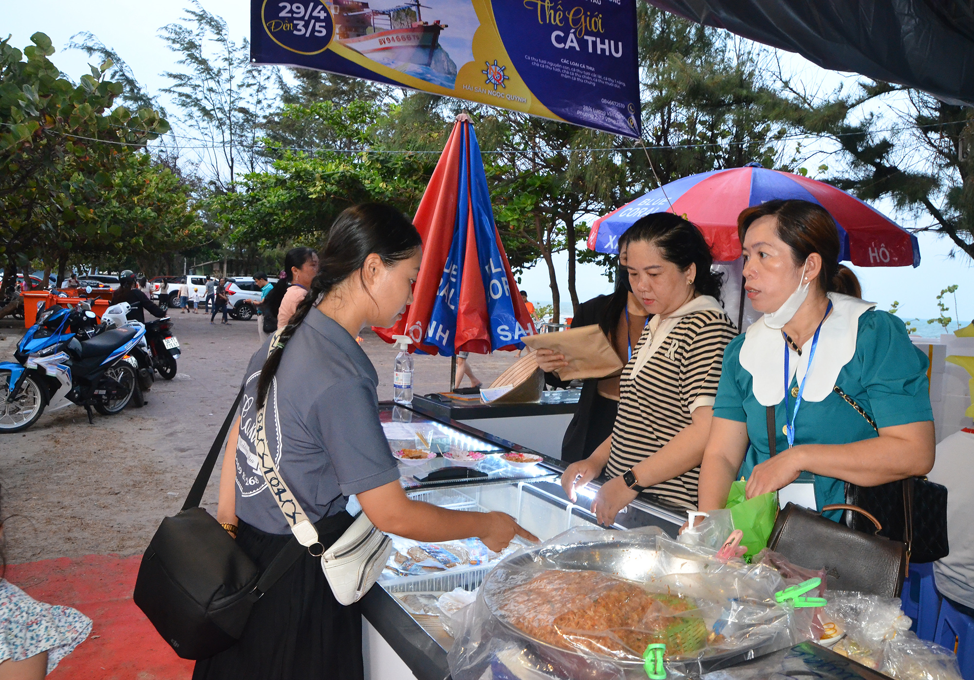 Khách mua sắm cá thu tại “Tuần lễ sản phẩm địa phương TP.Vũng Tàu năm 2023”.