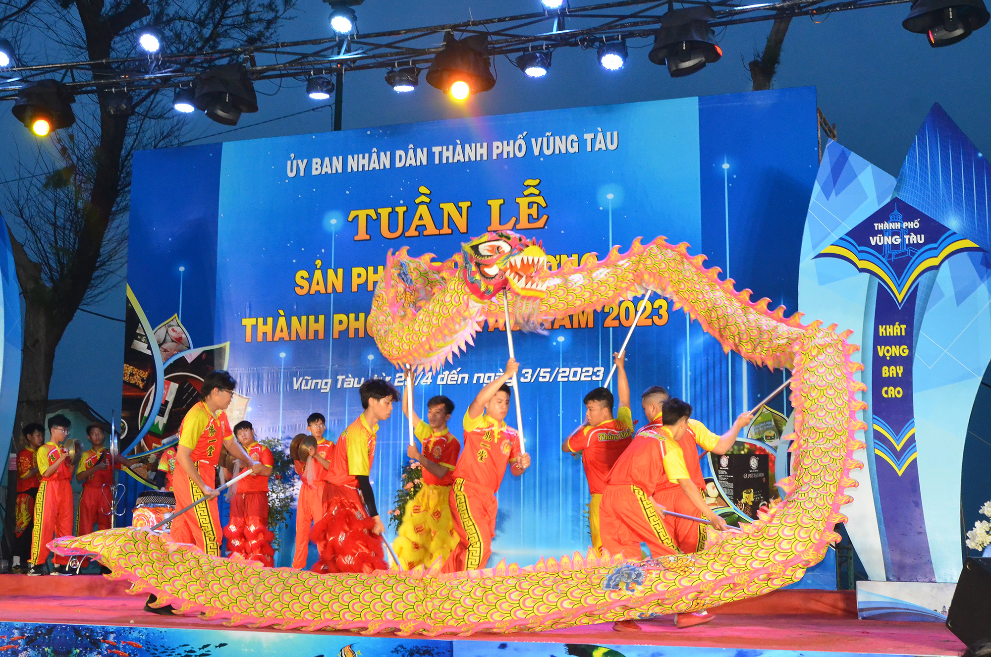 Đội  lân - sư - rồng biểu diễn múa rồng tại buổi lễ khai mạc.