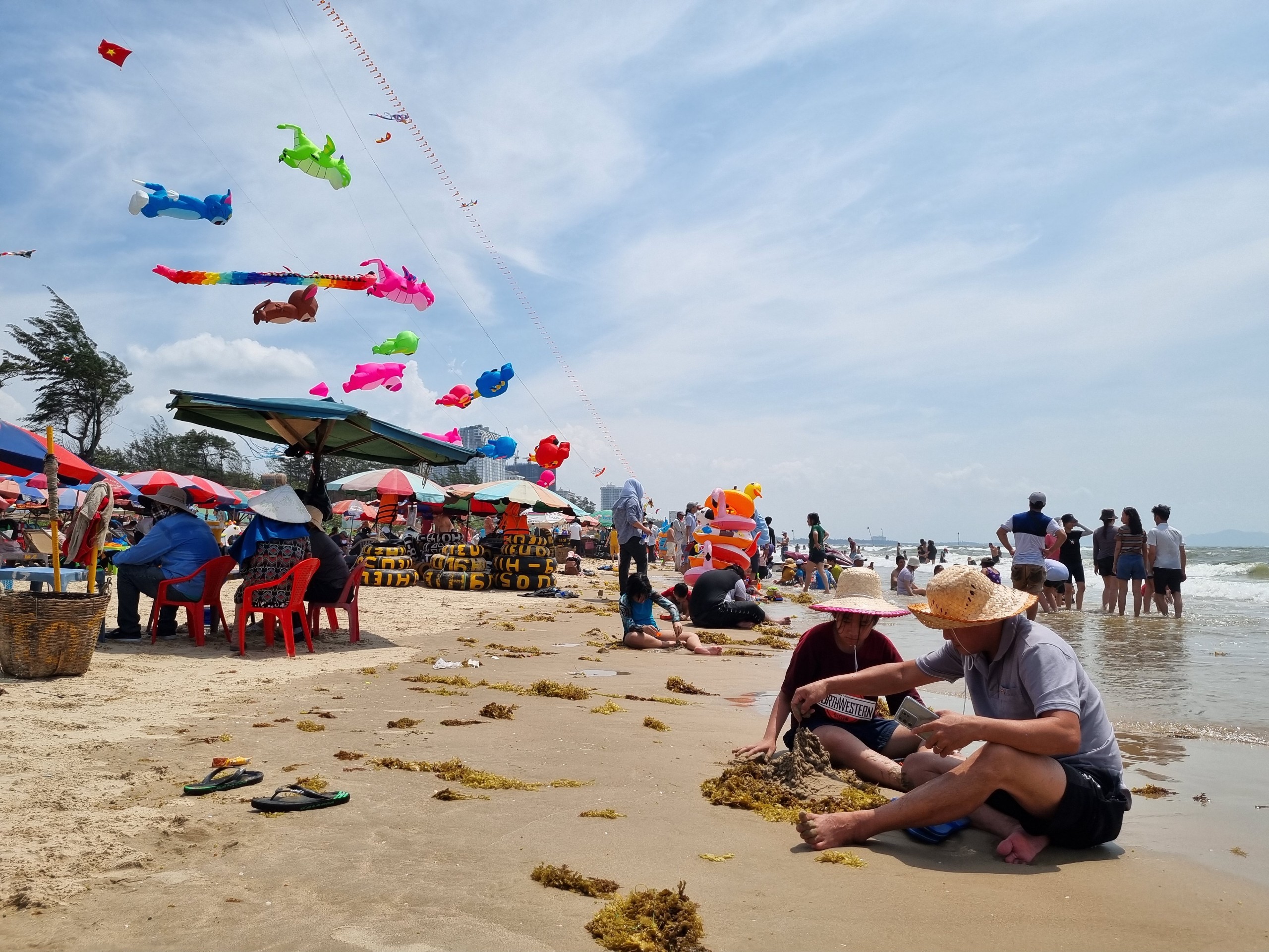 Du khách vui chơi, tắm biển tại  Bãi Sau, TP.Vũng Tàu sáng 30/4.