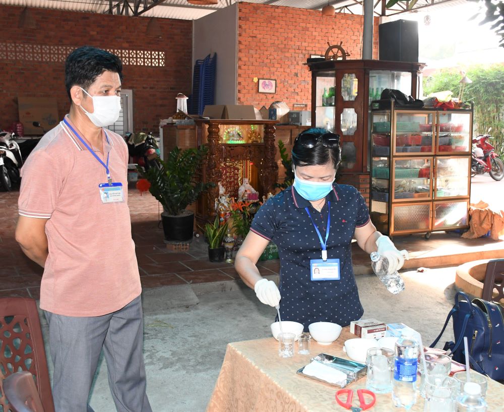 Thành viên Đoàn kiểm tra liên ngành ATTP TP.Vũng Tàu lấy mẫu hải sản quả Quán cây si để test nhanh Formol.