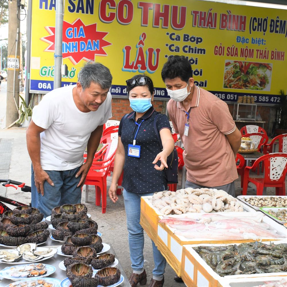 Đoàn kiểm tra việc bảo quản hải sản tươi sống ở Quán cô Thu.