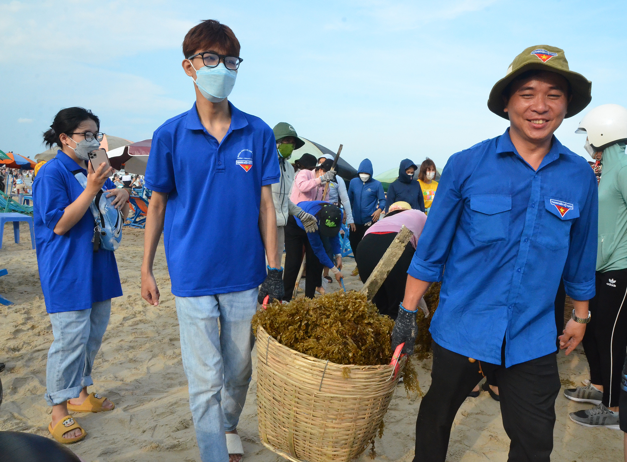 Lực lượng đoàn viên thanh niên thành phố thu gom rác về điểm tập kết để xe chuyên dụng của Công ty CP Dịch vụ môi trường và công trình đô thị Vũng Tàu chở đi xử lý.