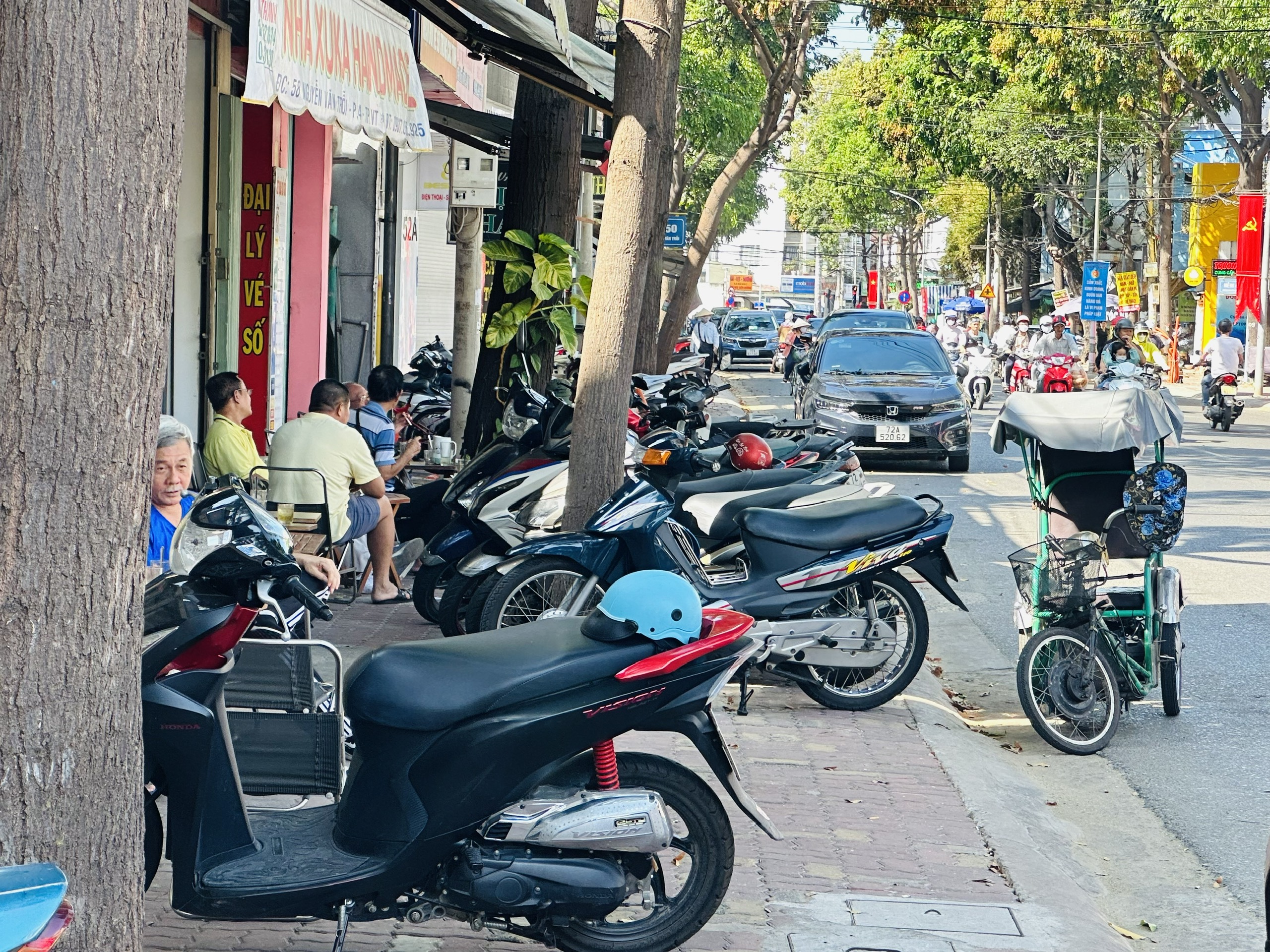 Xe máy để ngổn ngang, lấn chiếm hết cả lối đi bộ trên đường Nguyễn Văn Trỗi (phường 4)