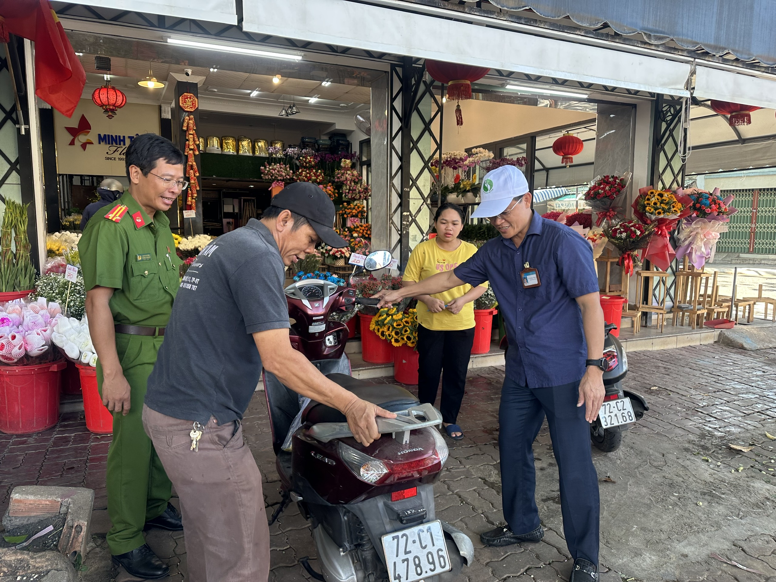 Lực lượng chức năng vừa kiểm tra, nhắc nhở vừa hướng dẫn người dân đậu đỗ xe đúng quy định trên vỉa hè đường Lý Thường Kiệt (phường 1)