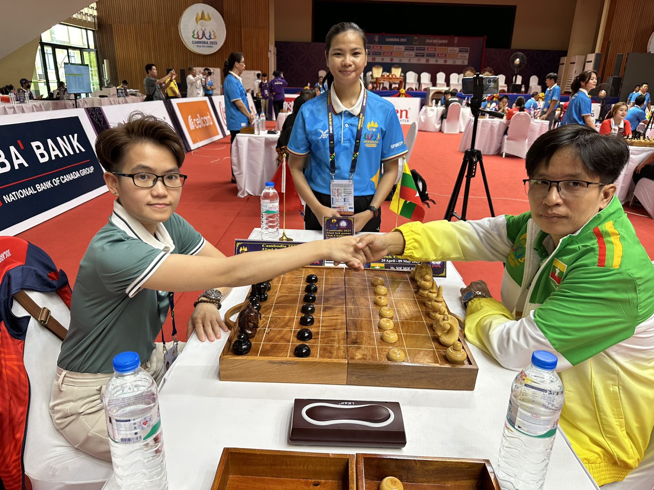 Tôn Nữ Hồng Ân (bên trái) thi đấu xuất sắc để cùng đồng đội giành huy chương Vàng đầu tiên cho đoàn thể thao Việt Nam.