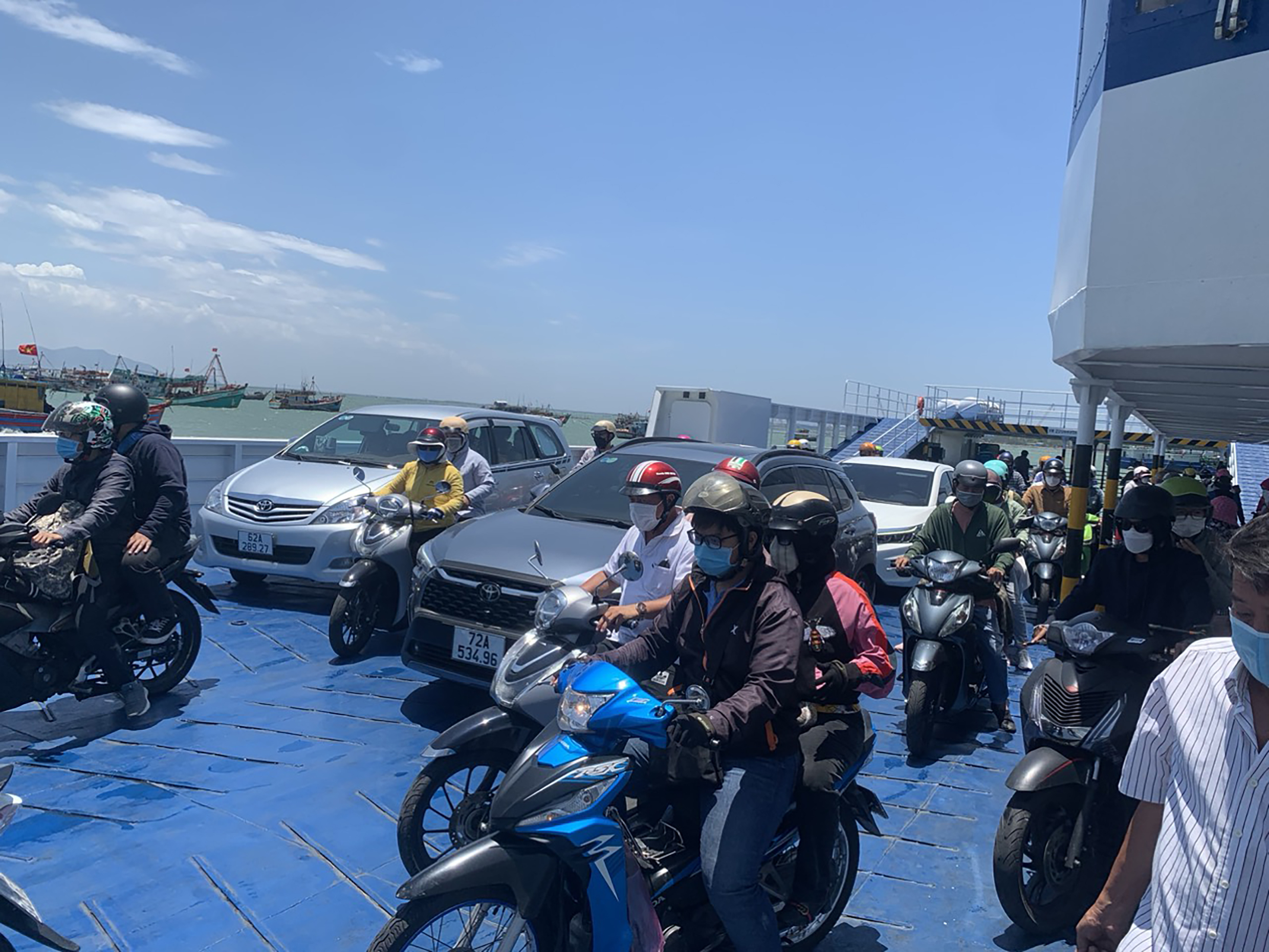 Lượng khách đi phà tuyến Cần Giờ - Vũng Tàu trong dịp nghỉ Lễ 30/4 và 1/5 có tăng nhưng không xảy ra tình trạng ùn ứ.