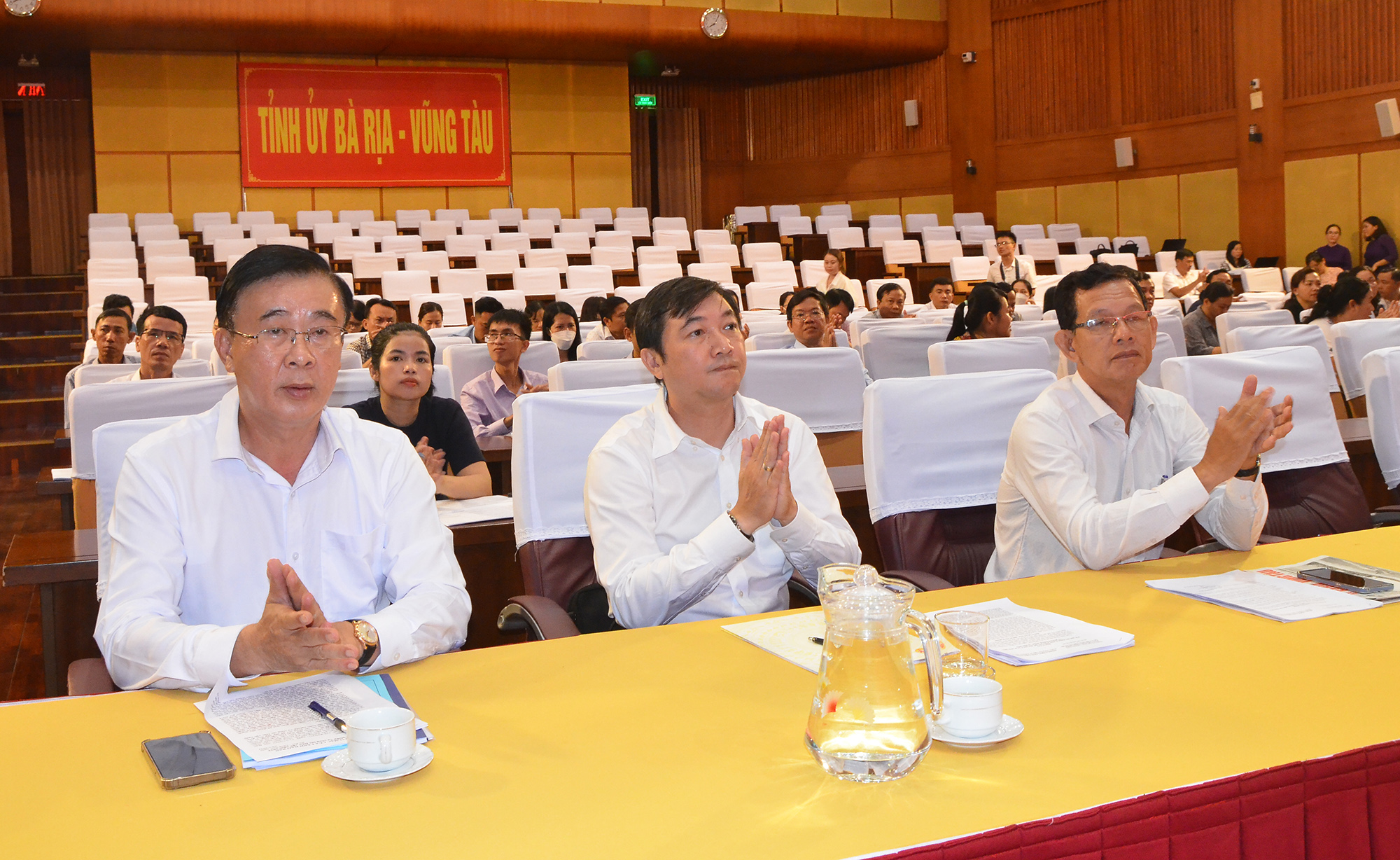 Ông Vũ Anh Tuấn, Vụ trưởng, Trưởng cơ quan Thường trực Ban Dân vận Trung ương tại TP.Hồ Chí Minh (giữa); ông Huỳnh Văn Danh, Ủy viên Ban Thường vụ Tỉnh ủy, Trưởng Ban Dân vận Tỉnh ủy (trái) và ông Nguyễn Văn Lợi, Phó Trưởng Ban Dân vận Tỉnh ủy dự buổi lễ khai giảng. 