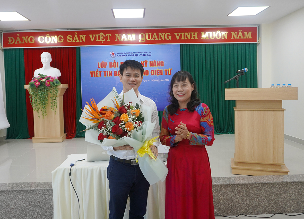Bà Đỗ Nguyễn Hoàng Dung, Quyền Tổng Biên tập Báo Bà Rịa-Vũng Tàu, Phó Chủ tịch Hội Nhà báo tỉnh tặng hoa cảm hơn giảng viên, nhà báo Lê Hùng Thuật.