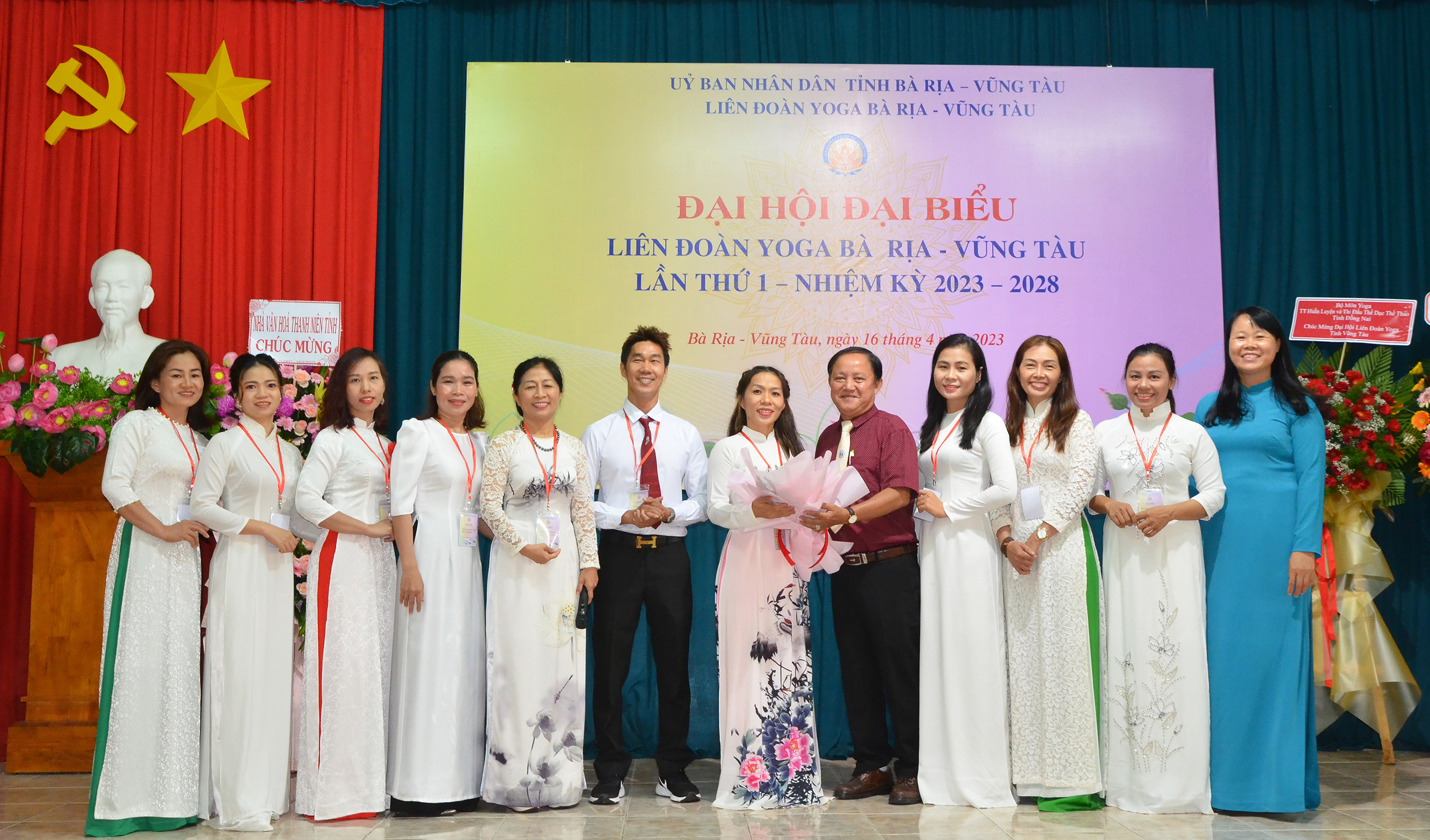 PGS.TS Trịnh Hữu Lộc, Ủy viên Ban Thường vụ Liên đoàn Yoga Việt Nam tặng hoa chúc mừng Ban Chấp hành Liên đoàn Yoga Bà Rịa - Vũng Tàu khóa I, nhiệm kỳ 2023 - 2028 diễn ra vào ngày 16/4.