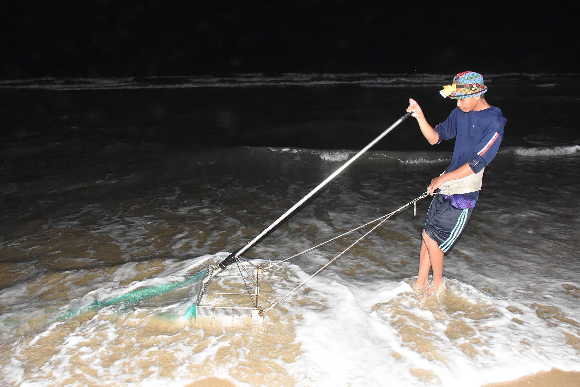 Anh Trần Văn Đức làm việc cật lực để có thể cào được 100kg dắt mỗi đêm.
