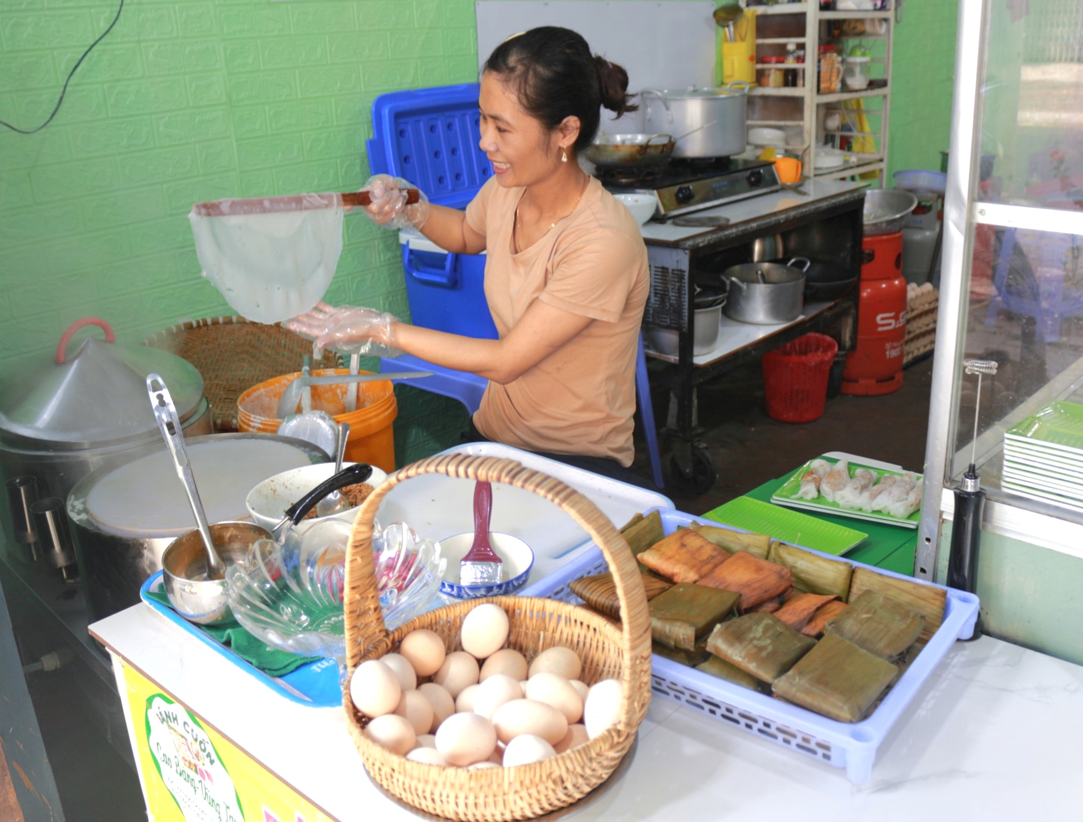 Chị Phương Hoa ngồi tráng bánh cuốn nóng Cao Bằng.