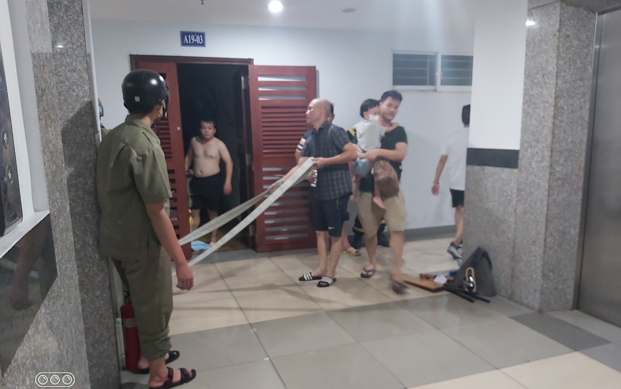Lực lượng chữa cháy tại chỗ tham gia chữa cháy.