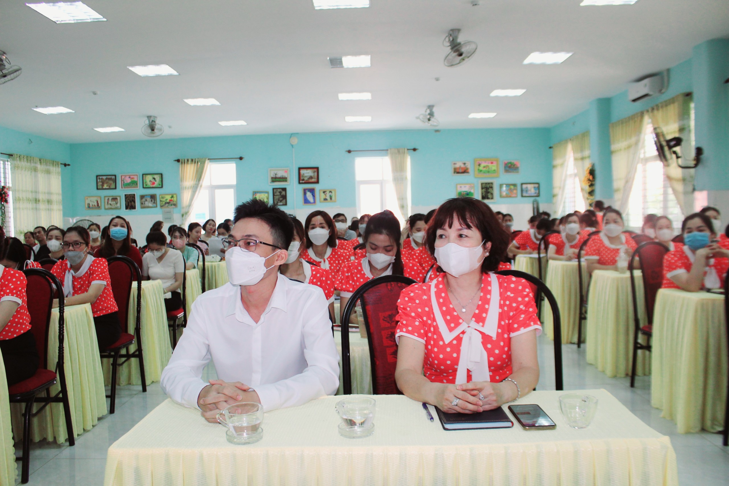 Ông Vũ Xuân Mạnh, Giám đốc phân viện, Viện Khoa Học An Toàn Việt Nam, Chi nhánh tỉnh Bà Rịa - Vũng Tàu và bà Nguyễn Thị Thu Thủy, Hiệu trưởng Trường MN Hương Sen cùng các GV, phụ huynh tham dự chương trình tập huấn.