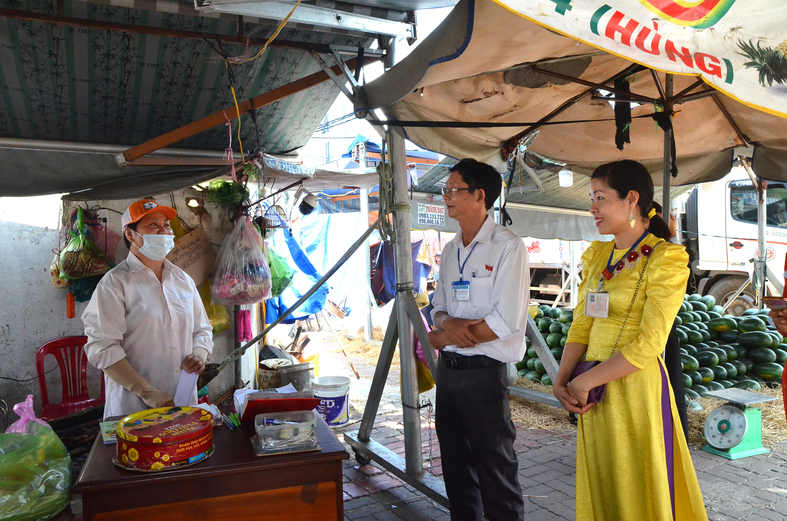 Lãnh đạo, công chức phường 3 tuyên truyền về việc không buôn bán lấn chiếm vỉa hè đến bà Thái Thị Hoàng Phượng, tiểu thương buôn bán trái cây tại đường Nam Kỳ Khởi Nghĩa, TP.Vũng Tàu.