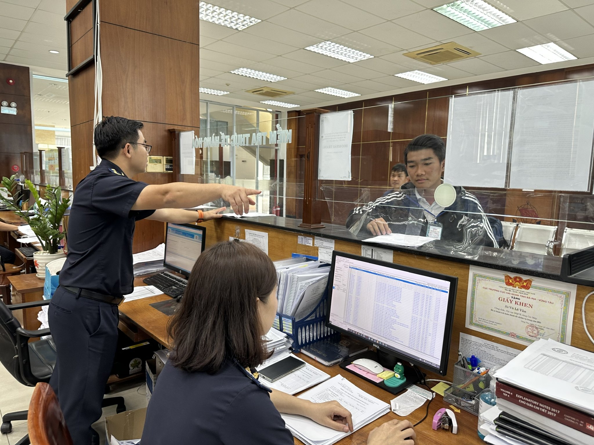 DN làm thủ tục hải quan tại Chi cục Hải quan cửa khẩu Cảng Cái Mép.