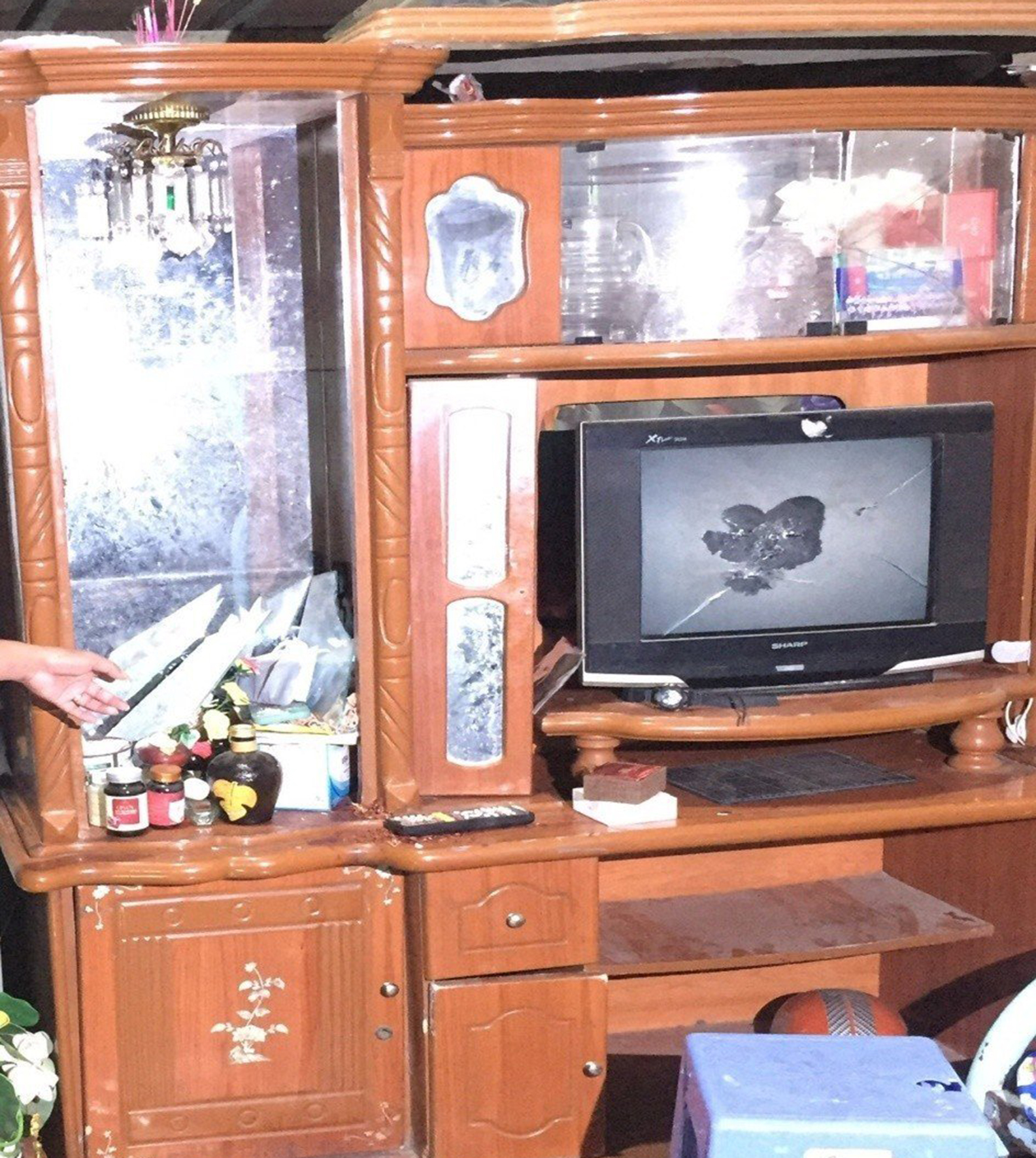 Tủ và ti vi nhà ông L.bị các đối tượng đập phá