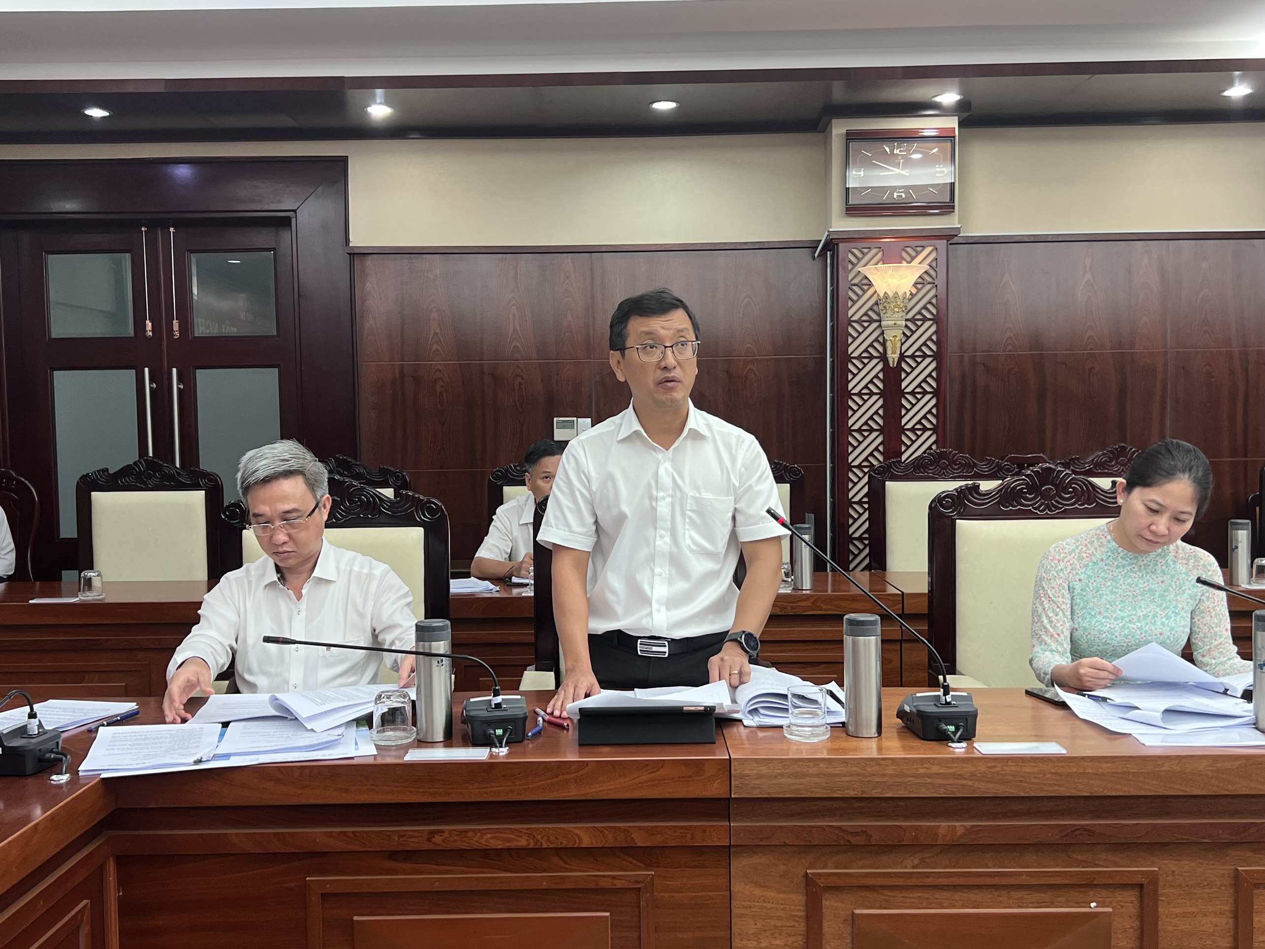 Đại biểu đóng góp ý kiến cho các dự án luật (sửa đổi).
