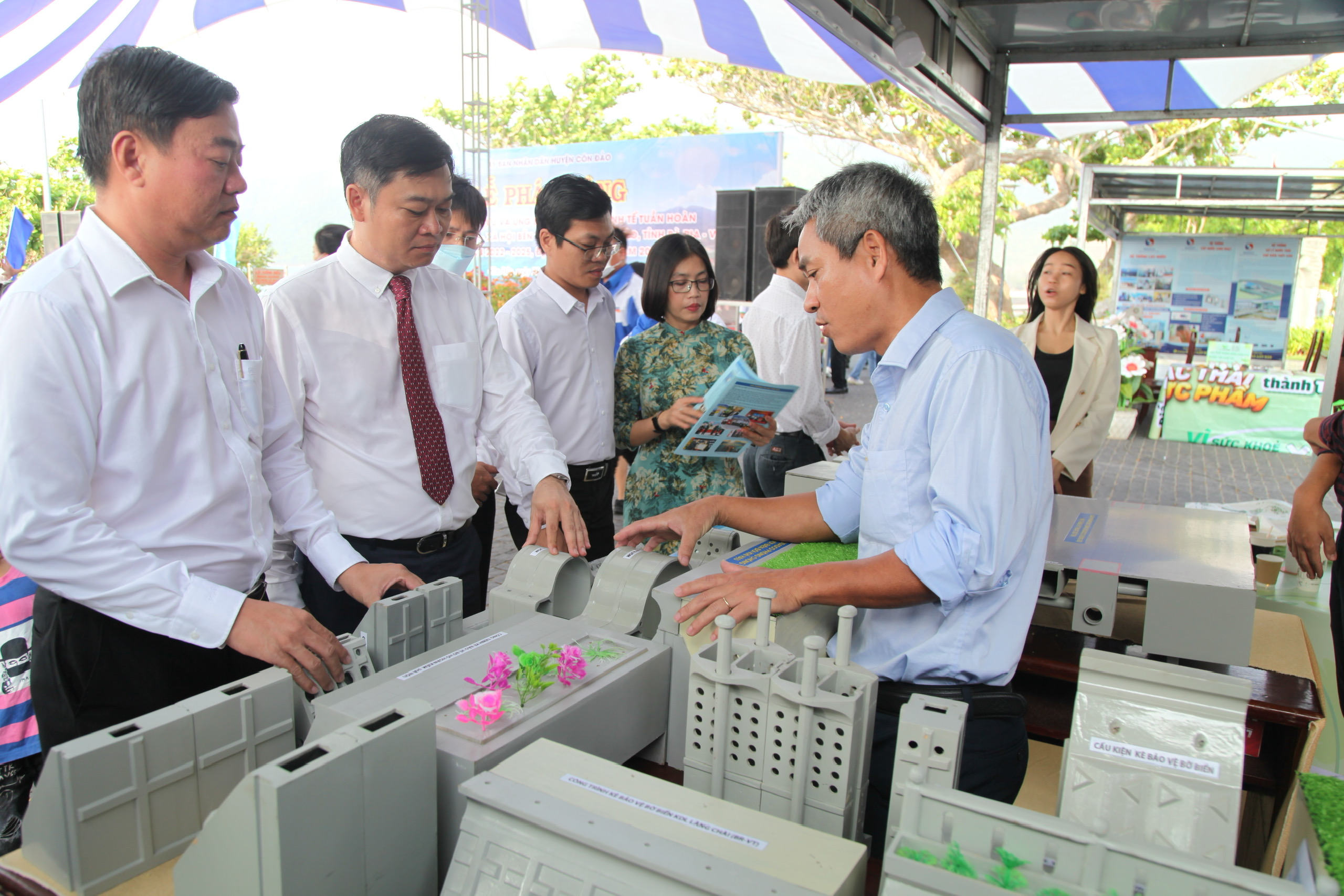Ông Phạm Quang Nhật, Giám đốc Sở KHCN (thứ hai từ trái qua) tham quan gian hàng của các đơn vị tại Lễ phát động đề án  “Nghiên cứu và ứng dụng mô hình KTTH phục vụ phát triển kinh tế - xã hội bền vững huyện Côn Đảo giai đoạn 2022-2026, định hướng đến 2030” tổ chức ngày 29/4.