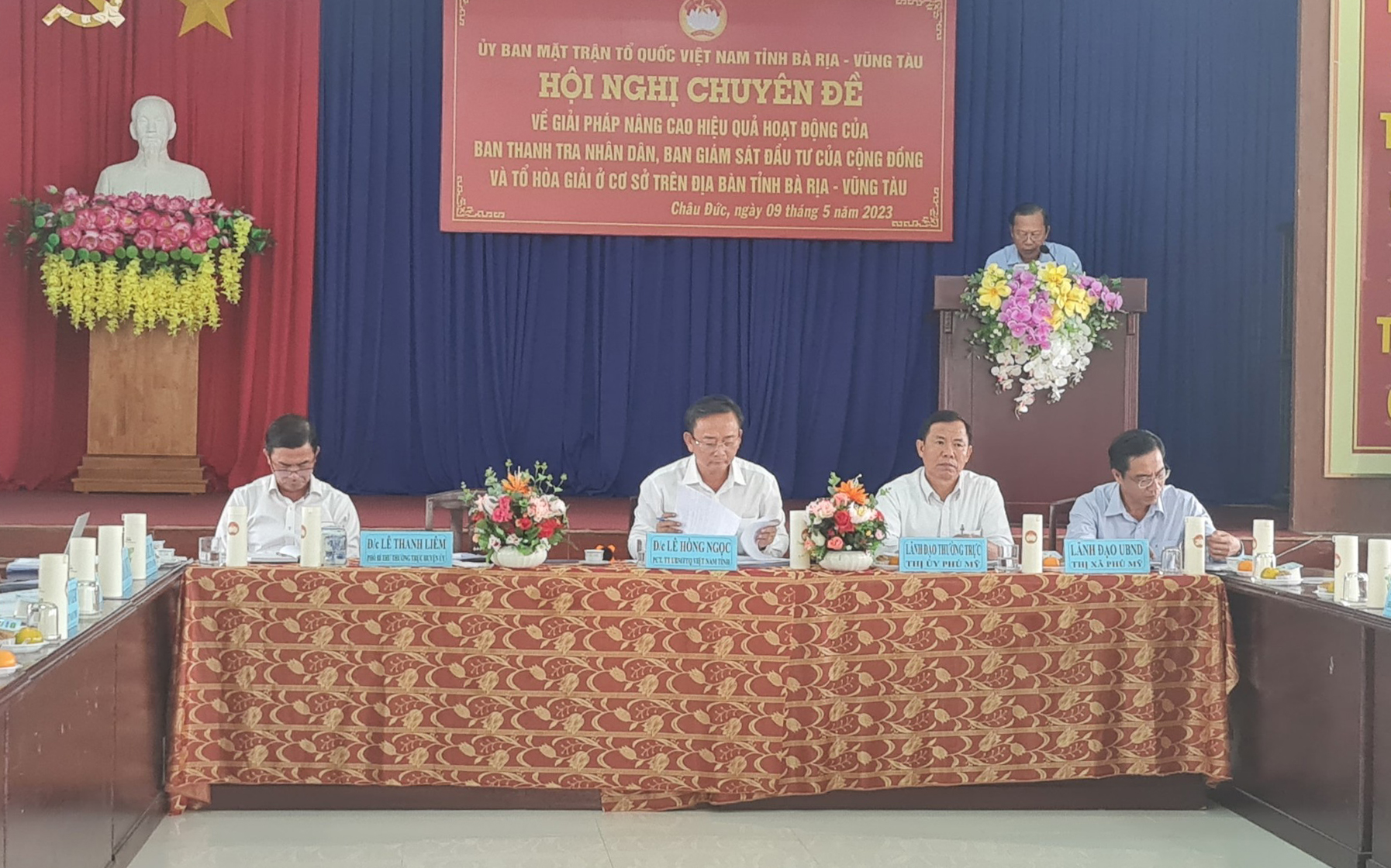 Các đại biểu chủ trì buổi họp sáng 9/5.