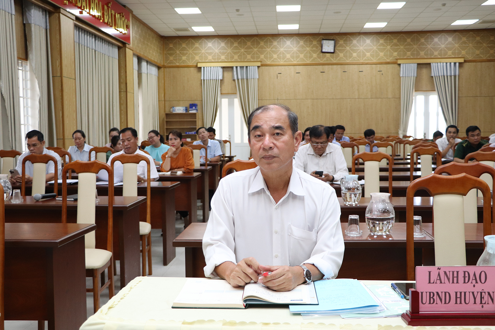 Chủ tịch UBND huyện Long Điền Lâm Văn Hồng chủ trì buổi họp thường kỳ.
