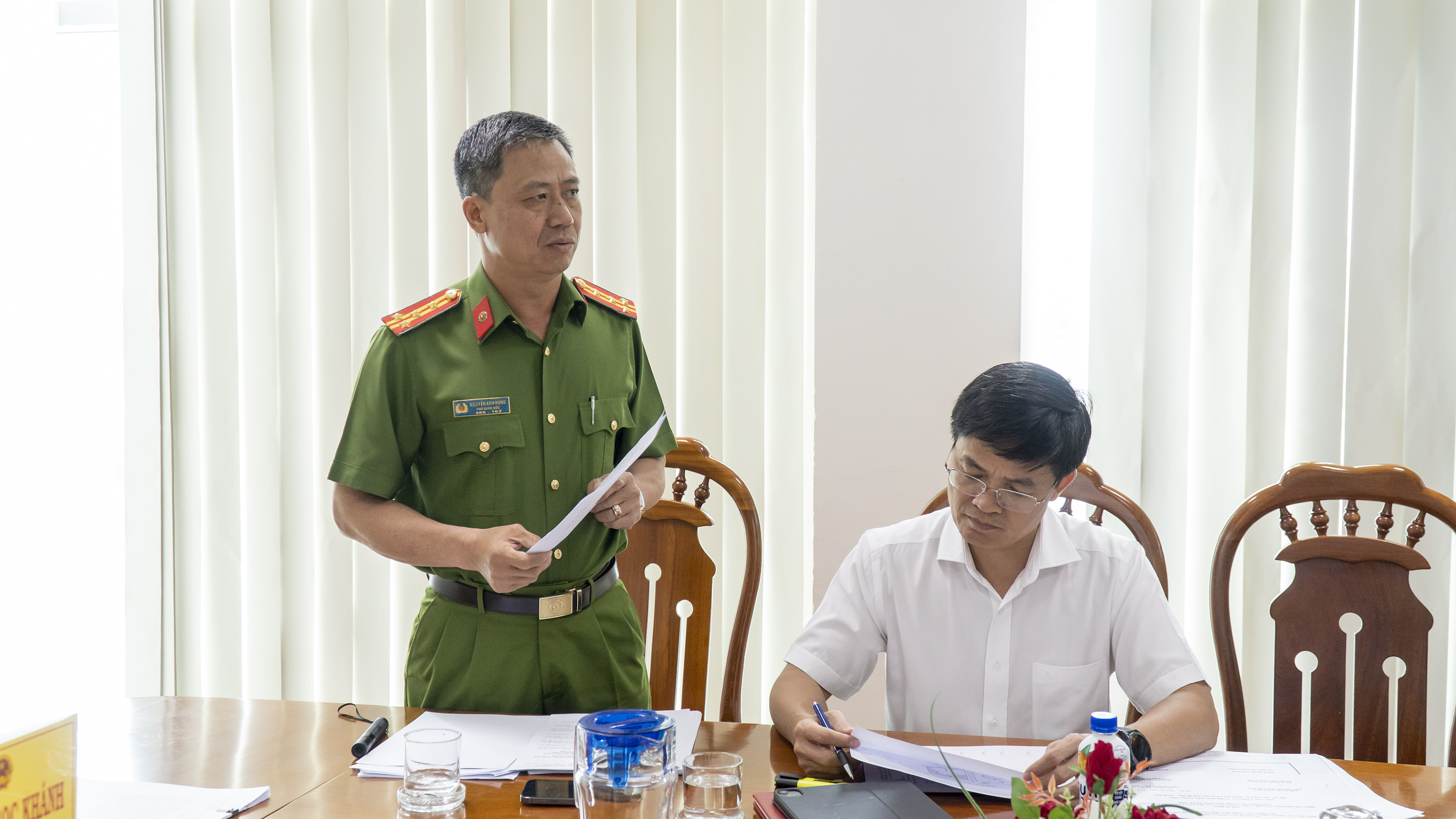 Lãnh đạo Công an tỉnh trình bày phương án diễn tập tại cuộc họp.