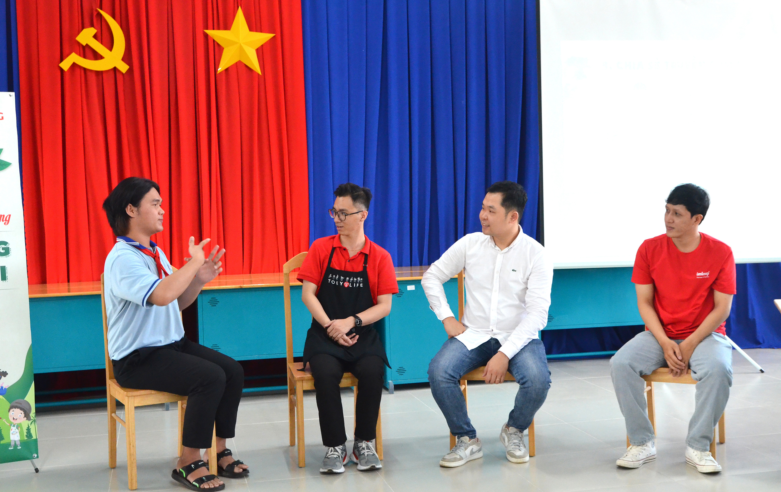 Em Huỳnh Phước An, HS lớp 9, Trường Nuôi dạy trẻ khuyết tật tỉnh (bìa trái) giao lưu với các diễn giả.