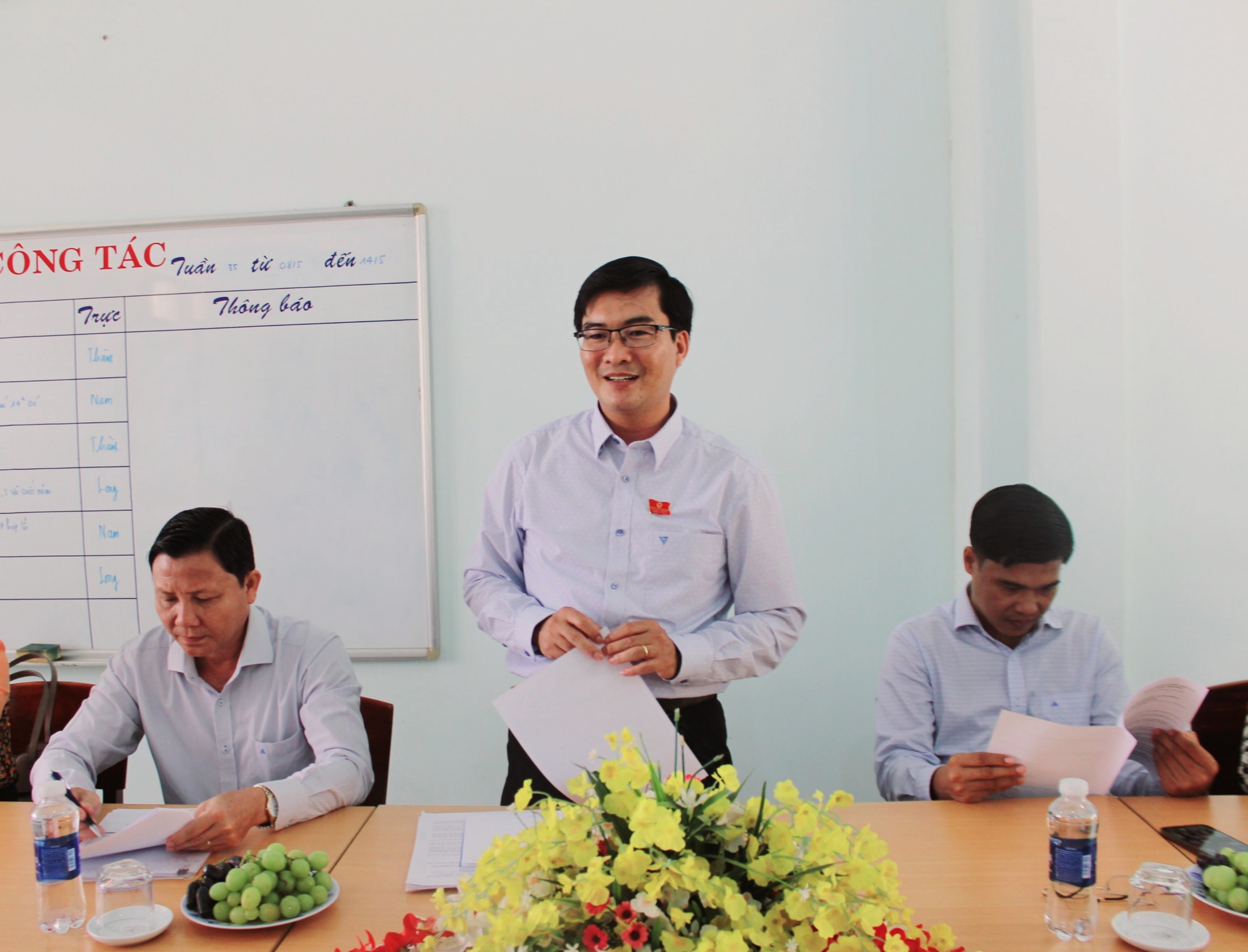 Ông Nguyễn Văn Tuân, Phó trưởng đoàn phụ trách Đoàn giám sát phát biểu tại buổi làm việc với Trường THPT Hòa Bình.