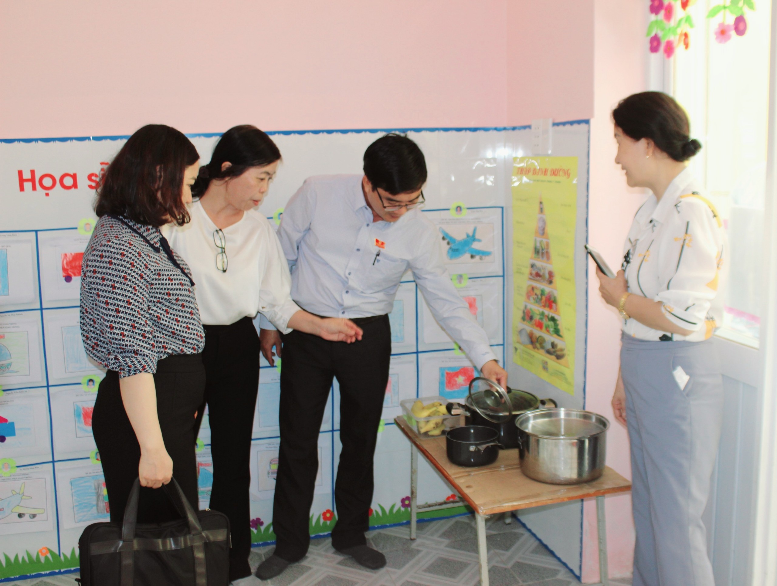 Các thành viên Đoàn giám sát kiểm tra suất ăn trưa của trẻ MN tại Trường MN Hoa Sen.