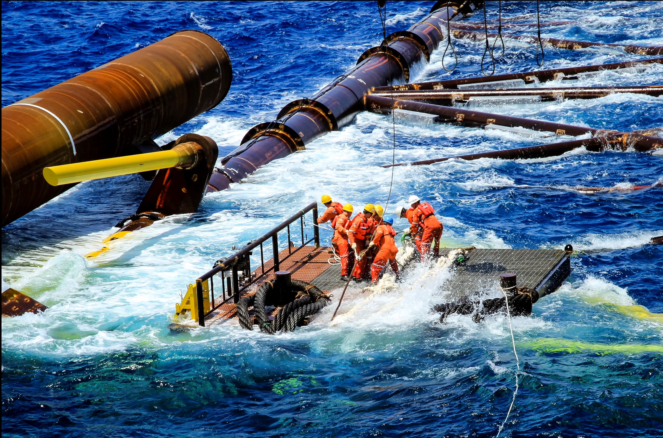 Người lao động Vietsovpetro hạ thuỷ chân đế giàn khoan trên biển.