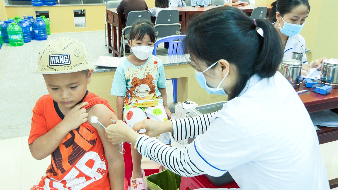 Đông đảo phụ huynh ở TT.Long Hải (huyện Long Điền) đồng thuận cho con tiêm chủng vắc xin phòng COVID-19.