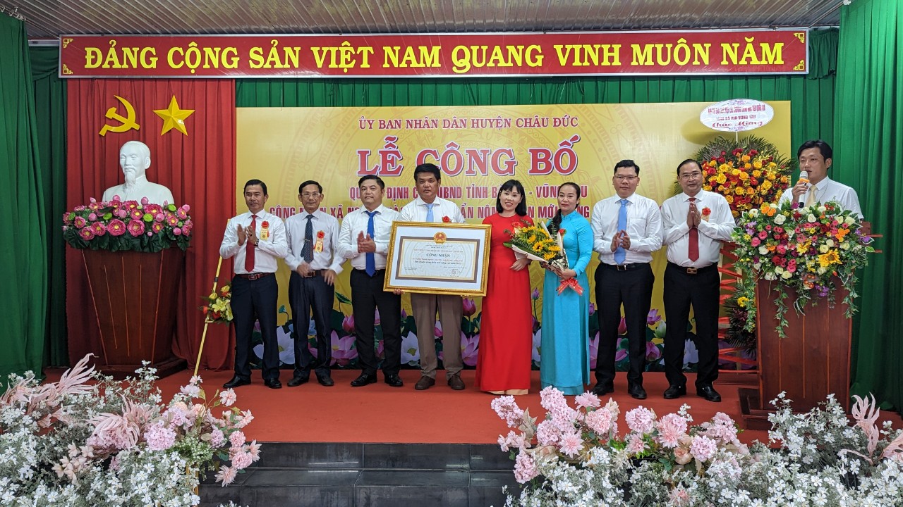 Ông Hoàng Nguyên Dinh (thứ hai từ phải vào), Bí thư Huyện ủy, Chủ tịch HĐND huyện Châu Đức; ông Nguyễn Tấn Bản (bên phải), Chủ tịch UBND huyện Châu Đức trao Bằng công nhận đạt chuẩn NTM nâng cao cho lãnh đạo xã Nghĩa Thành.