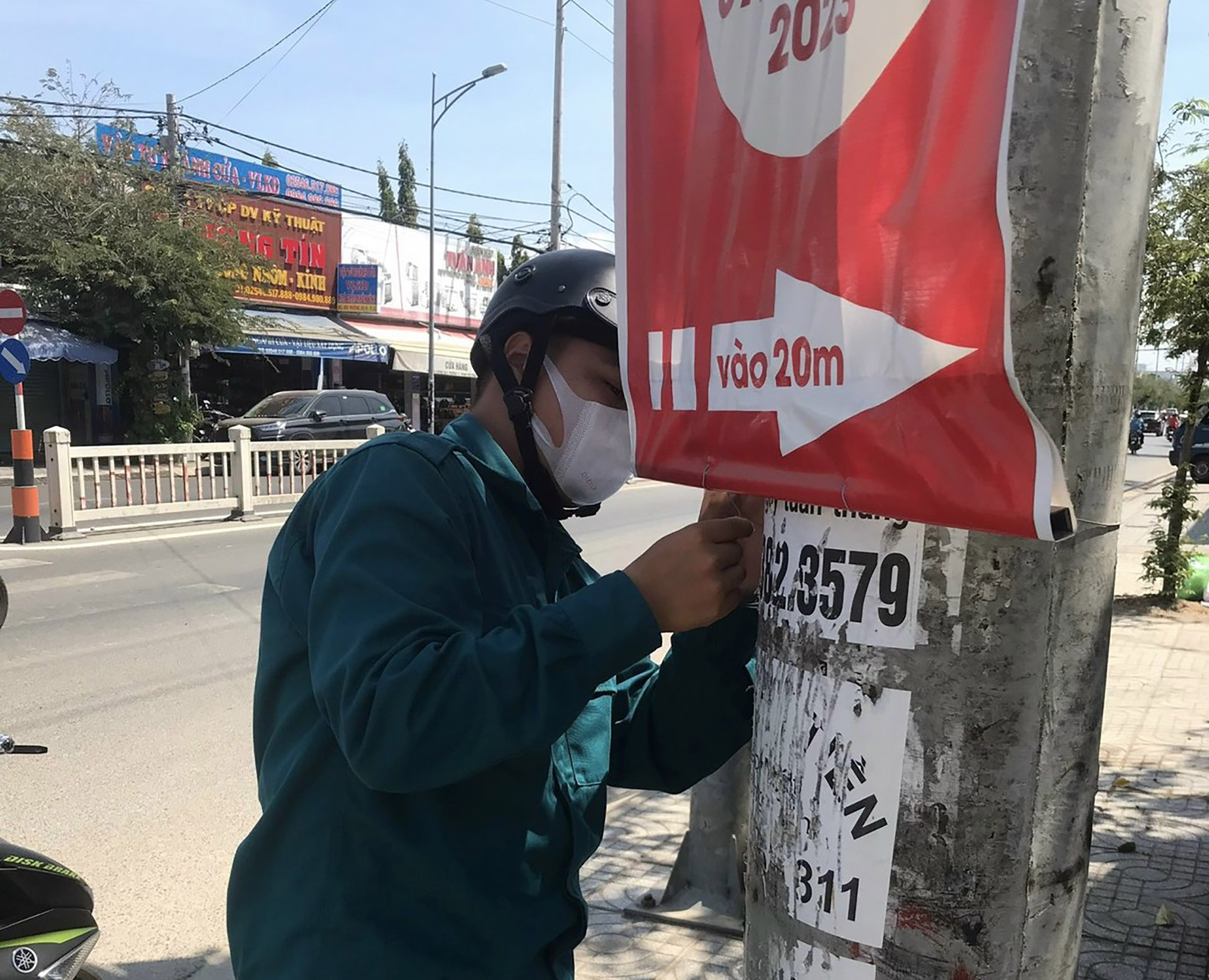 Thực hiện năm chỉnh trang đô thị, các địa phương đã tăng cường xóa biển quảng cáo rao vặt trên các tuyến đường. Trong ảnh: Lực lượng chức năng phường 11, TP.Vũng Tàu tháo dỡ quảng cáo rao vặt trái phép trên cột điện.