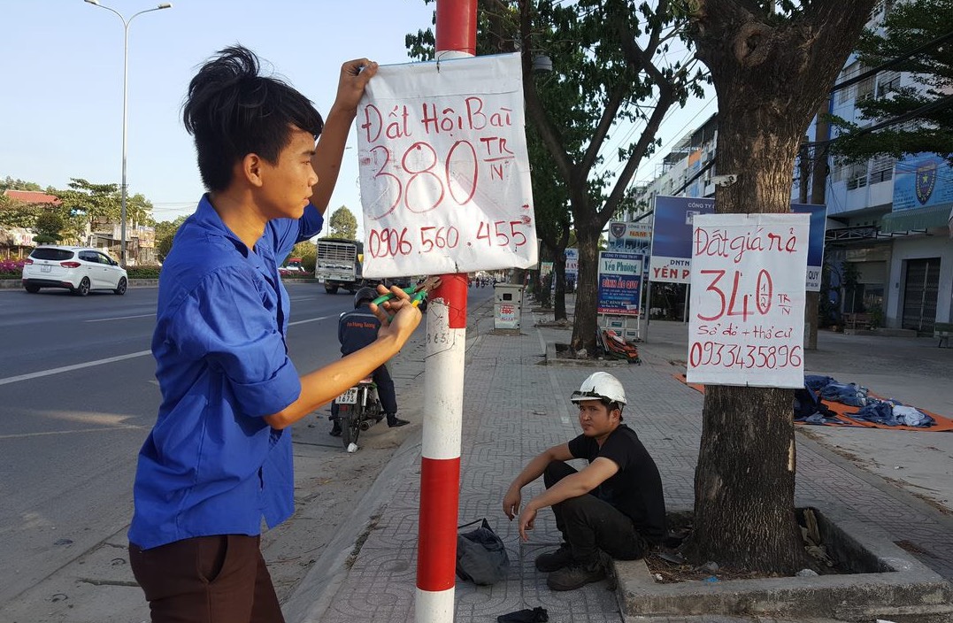Lực lượng chức năng phường Tân Phước, TX.Phú Mỹ tháo dỡ biển quảng cáo rao vặt trái phép.